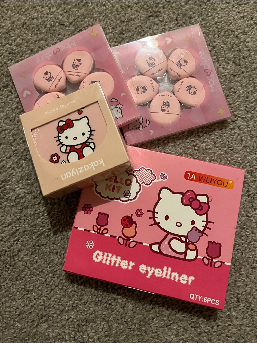 Hello Kitty Pink Glitter Eyeliner & Pink Makeup Sponges Set